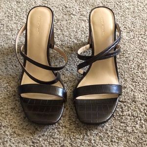 Ann Taylor Emmalyn Croc heeled sandals size 8.5